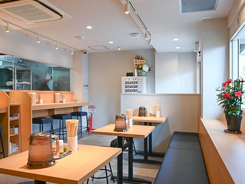 らーめん鱗 鴫野店 店内