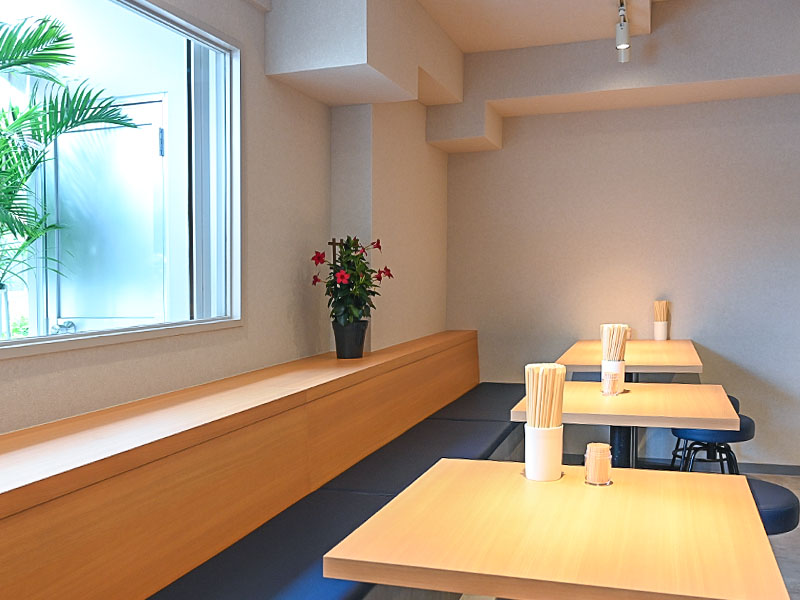 らーめん鱗 鴫野店 店内