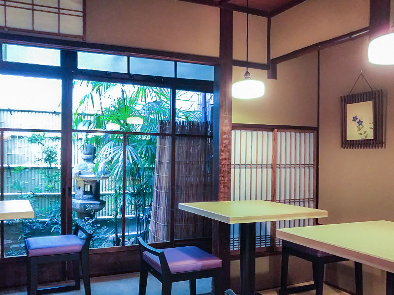 らーめん鱗 京都三条店 テーブル席と坪庭