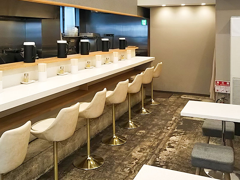 らーめん鱗 江坂店 店内