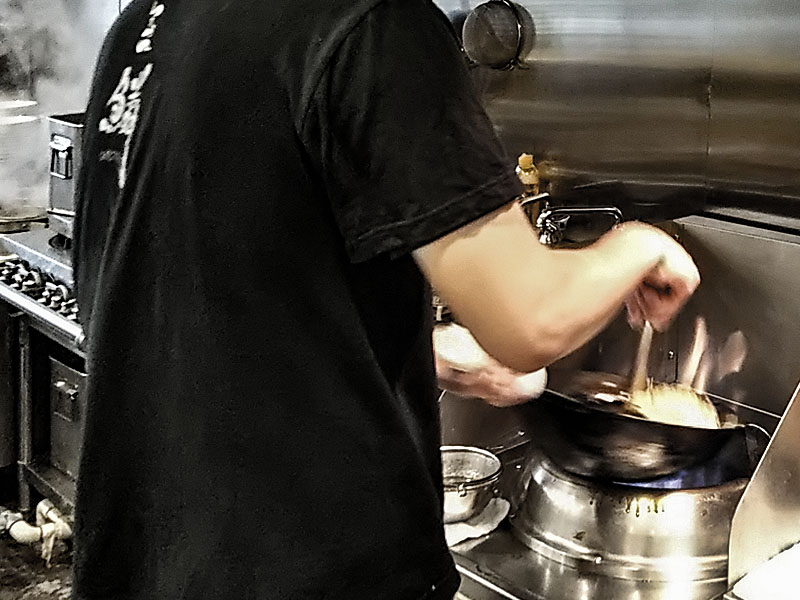らーめん鱗 江坂店 やきめしを作るスタッフ