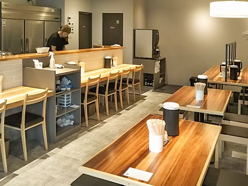 らーめん鱗 難波店 店内