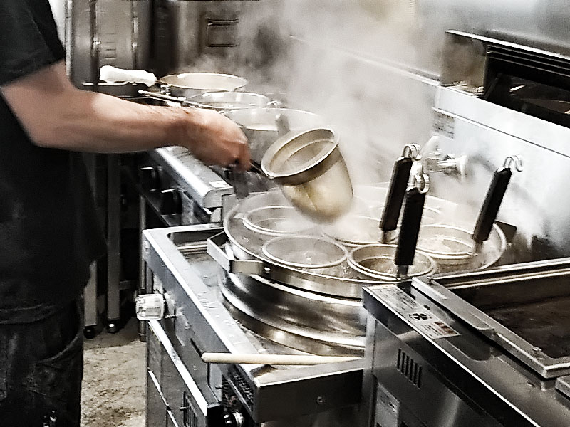らーめん鱗 難波店 麺を茹でるスタッフ