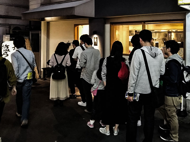 らーめん鱗 高槻店 ディナー時間の行列