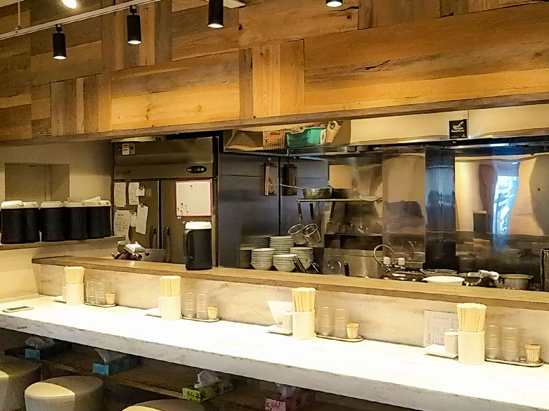 らーめん鱗 高槻店 カウンター席