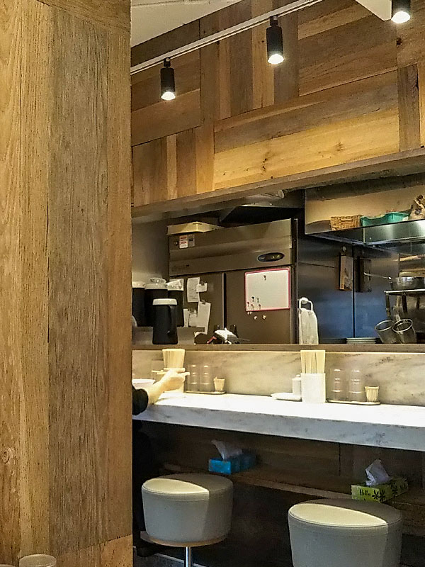 らーめん鱗 高槻店 店内